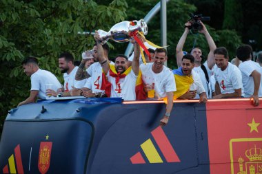 İspanya futbol takımının oyuncuları, 15 Temmuz 2024 tarihinde İspanya 'nın başkenti Madrid' deki Plaza de Colon 'da UEFA EURO 2024' ü kutlamak için yüzlerce taraftarla birlikte kutlamalarda bulundular.