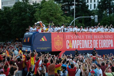 İspanya futbol takımının oyuncuları, 15 Temmuz 2024 tarihinde İspanya 'nın başkenti Madrid' deki Plaza de Colon 'da UEFA EURO 2024' ü kutlamak için yüzlerce taraftarla birlikte kutlamalarda bulundular.