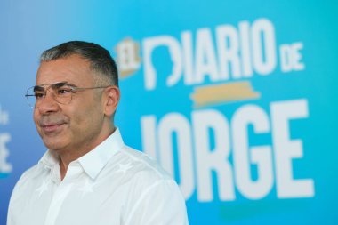 Jorge Javier Vazquez, 16 Temmuz 2024 'te Madrid' deki Mediaset genel merkezinde 'El Diario de Jorge' adlı televizyon programının sunumu sırasında poz verdi.
