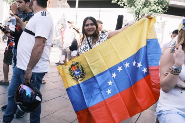 Venezuela 'da, İspanya Plaza de Espaa' da, 21 Temmuz 2024 'te İspanya' da yapılacak seçimlerde özgürlük kervanına olan umudun seferberliği sırasında birkaç kişi