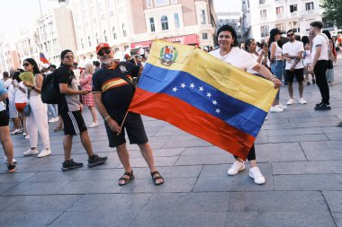 Venezuela 'da, İspanya Plaza de Espaa' da, 21 Temmuz 2024 'te İspanya' da yapılacak seçimlerde özgürlük kervanına olan umudun seferberliği sırasında birkaç kişi