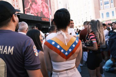Venezuela 'da, İspanya Plaza de Espaa' da, 21 Temmuz 2024 'te İspanya' da yapılacak seçimlerde özgürlük kervanına olan umudun seferberliği sırasında birkaç kişi