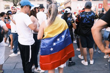 Venezuela 'da, İspanya Plaza de Espaa' da, 21 Temmuz 2024 'te İspanya' da yapılacak seçimlerde özgürlük kervanına olan umudun seferberliği sırasında birkaç kişi