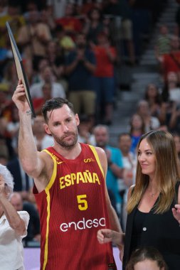 Rudy Fernandez ve Helen Lindes İspanya ile 23 Temmuz 2024 'te İspanya' nın başkenti Madrid 'de oynanan WiZink Center' da oynanan maçtan sonra İspanya ile oynadıkları son maç olan.