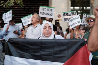 24 Temmuz 2024 'te İspanya' da Madrid 'deki ABD Büyükelçiliği önünde Filistin Devleti' nin savunması için düzenlenen bir gösteri sırasında birkaç kişi