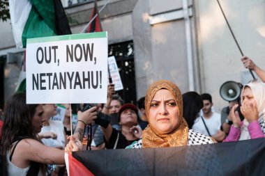 24 Temmuz 2024 'te İspanya' da Madrid 'deki ABD Büyükelçiliği önünde Filistin Devleti' nin savunması için düzenlenen bir gösteri sırasında birkaç kişi