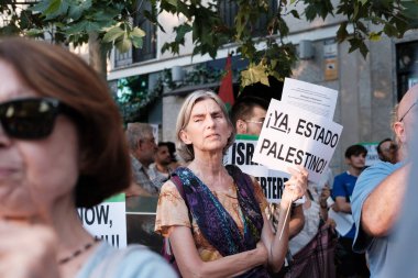 24 Temmuz 2024 'te İspanya' da Madrid 'deki ABD Büyükelçiliği önünde Filistin Devleti' nin savunması için düzenlenen bir gösteri sırasında birkaç kişi