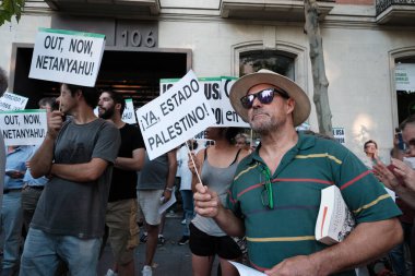 24 Temmuz 2024 'te İspanya' da Madrid 'deki ABD Büyükelçiliği önünde Filistin Devleti' nin savunması için düzenlenen bir gösteri sırasında birkaç kişi