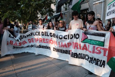 24 Temmuz 2024 'te İspanya' da Madrid 'deki ABD Büyükelçiliği önünde Filistin Devleti' nin savunması için düzenlenen bir gösteri sırasında birkaç kişi