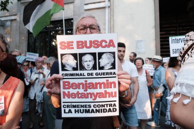 24 Temmuz 2024 'te İspanya' da Madrid 'deki ABD Büyükelçiliği önünde Filistin Devleti' nin savunması için düzenlenen bir gösteri sırasında birkaç kişi