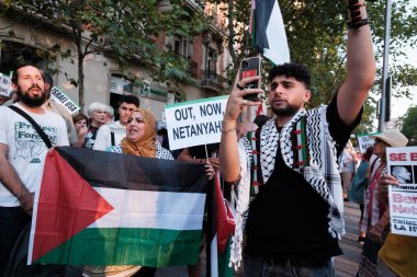 24 Temmuz 2024 'te İspanya' da Madrid 'deki ABD Büyükelçiliği önünde Filistin Devleti' nin savunması için düzenlenen bir gösteri sırasında birkaç kişi