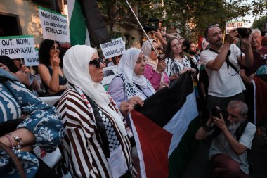 24 Temmuz 2024 'te İspanya' da Madrid 'deki ABD Büyükelçiliği önünde Filistin Devleti' nin savunması için düzenlenen bir gösteri sırasında birkaç kişi