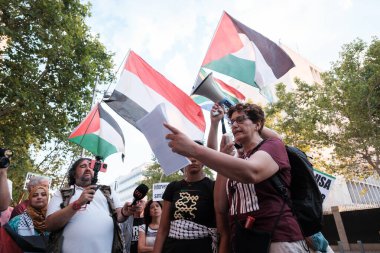 24 Temmuz 2024 'te İspanya' da Madrid 'deki ABD Büyükelçiliği önünde Filistin Devleti' nin savunması için düzenlenen bir gösteri sırasında birkaç kişi