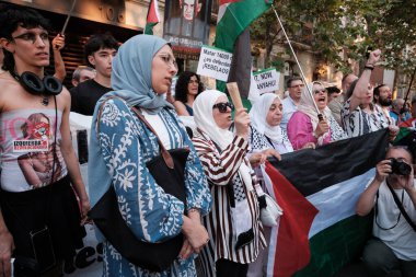 24 Temmuz 2024 'te İspanya' da Madrid 'deki ABD Büyükelçiliği önünde Filistin Devleti' nin savunması için düzenlenen bir gösteri sırasında birkaç kişi