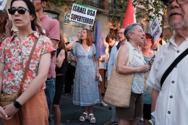 24 Temmuz 2024 'te İspanya' da Madrid 'deki ABD Büyükelçiliği önünde Filistin Devleti' nin savunması için düzenlenen bir gösteri sırasında birkaç kişi