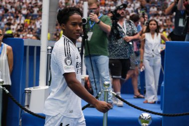 Endrick Felipe Moreira de Sousa, 27 Temmuz 2024 tarihinde İspanya 'nın Madrid kentinde Estadio Santiago Bernabeu' da yeni bir Real Madrid oyuncusu olarak sunumu sırasında