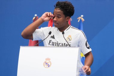 Endrick Felipe Moreira de Sousa, 27 Temmuz 2024 tarihinde İspanya 'nın Madrid kentinde Estadio Santiago Bernabeu' da yeni bir Real Madrid oyuncusu olarak sunumu sırasında