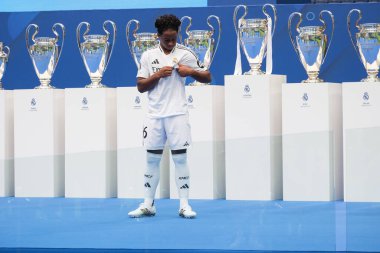 Endrick Felipe Moreira de Sousa, 27 Temmuz 2024 tarihinde İspanya 'nın Madrid kentinde Estadio Santiago Bernabeu' da yeni bir Real Madrid oyuncusu olarak sunumu sırasında