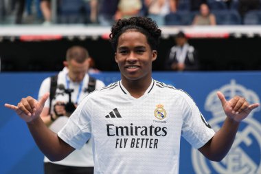 Endrick Felipe Moreira de Sousa, 27 Temmuz 2024 tarihinde İspanya 'nın Madrid kentinde Estadio Santiago Bernabeu' da yeni bir Real Madrid oyuncusu olarak sunumu sırasında