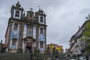 28 Temmuz 2024 Portekiz, Porto 'da Aziz Ildefonso Kilisesi manzarası