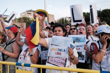 28 Temmuz 2024 'te Madrid, İspanya' da yapılacak seçimlerde Venezuela 'da özgürlük kervanı için umut seferberliği gösterisi sırasında birkaç kişi