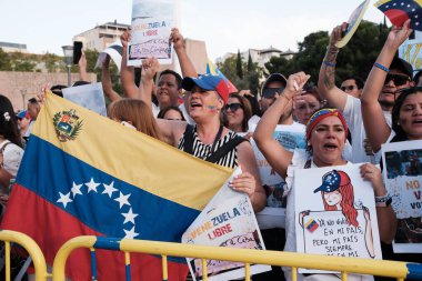 28 Temmuz 2024 'te Madrid, İspanya' da yapılacak seçimlerde Venezuela 'da özgürlük kervanı için umut seferberliği gösterisi sırasında birkaç kişi