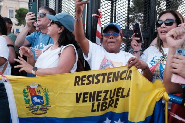 28 Temmuz 2024 'te Madrid, İspanya' da yapılacak seçimlerde Venezuela 'da özgürlük kervanı için umut seferberliği gösterisi sırasında birkaç kişi