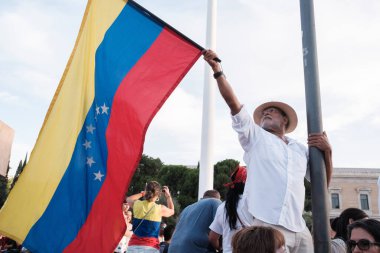 28 Temmuz 2024 'te Madrid, İspanya' da yapılacak seçimlerde Venezuela 'da özgürlük kervanı için umut seferberliği gösterisi sırasında birkaç kişi