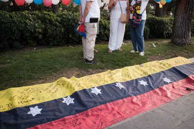 28 Temmuz 2024 'te Madrid, İspanya' da yapılacak seçimlerde Venezuela 'da özgürlük kervanı için umut seferberliği gösterisi sırasında birkaç kişi