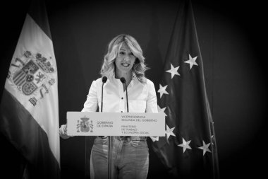 29 Temmuz 2024 'te Madrid İspanya' da, Nükleer Güvenlik Anlaşması 'nın imzalanması sırasında hükümet başkan yardımcısı Yolanda Daz radon risklerini denetlemektedir.