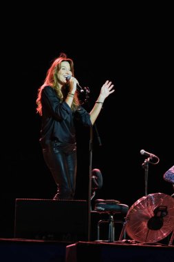 Carla Bruni, 28 Temmuz 2024 tarihinde İspanya 'nın Madrid şehrinde düzenlenen Veranos de la Villa festivalinde konser vermiştir..