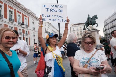 29 Temmuz 2024 'te Madrid, İspanya' da Venezuela seçimlerinin sonuçlarına karşı düzenlenen gösteri sırasında birkaç kişi