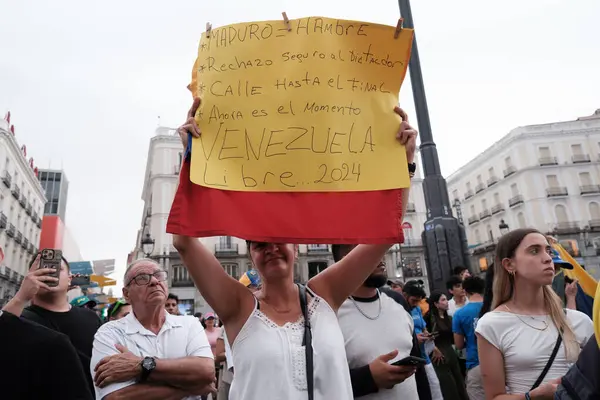 stock image Several people during the demonstration against the results of the Venezuelan elections at sunset on July 29, 2024 in Madrid, Spain