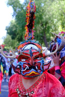 Madrid 'in merkezindeki Urkupia Bakiresi onuruna düzenlenen geleneksel geçit töreninde dansçılar 11 Ağustos 2024 İspanya