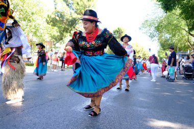 Madrid 'in merkezindeki Urkupia Bakiresi onuruna düzenlenen geleneksel geçit töreninde dansçılar 11 Ağustos 2024 İspanya
