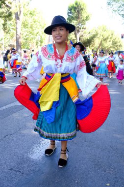 Madrid 'in merkezindeki Urkupia Bakiresi onuruna düzenlenen geleneksel geçit töreninde dansçılar 11 Ağustos 2024 İspanya