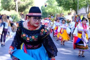 Madrid 'in merkezindeki Urkupia Bakiresi onuruna düzenlenen geleneksel geçit töreninde dansçılar 11 Ağustos 2024 İspanya