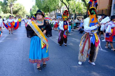 Madrid 'in merkezindeki Urkupia Bakiresi onuruna düzenlenen geleneksel geçit töreninde dansçılar 11 Ağustos 2024 İspanya