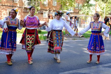Madrid 'in merkezindeki Urkupia Bakiresi onuruna düzenlenen geleneksel geçit töreninde dansçılar 11 Ağustos 2024 İspanya