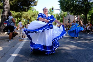 Madrid 'in merkezindeki Urkupia Bakiresi onuruna düzenlenen geleneksel geçit töreninde dansçılar 11 Ağustos 2024 İspanya