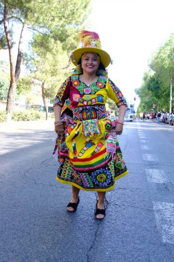 Madrid 'in merkezindeki Urkupia Bakiresi onuruna düzenlenen geleneksel geçit töreninde dansçılar 11 Ağustos 2024 İspanya