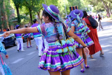 Madrid 'in merkezindeki Urkupia Bakiresi onuruna düzenlenen geleneksel geçit töreninde dansçılar 11 Ağustos 2024 İspanya