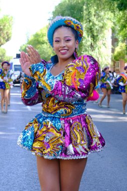 Madrid 'in merkezindeki Urkupia Bakiresi onuruna düzenlenen geleneksel geçit töreninde dansçılar 11 Ağustos 2024 İspanya