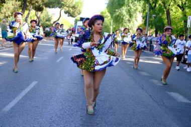 Madrid 'in merkezindeki Urkupia Bakiresi onuruna düzenlenen geleneksel geçit töreninde dansçılar 11 Ağustos 2024 İspanya