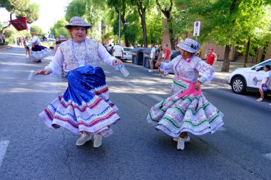 Madrid 'in merkezindeki Urkupia Bakiresi onuruna düzenlenen geleneksel geçit töreninde dansçılar 11 Ağustos 2024 İspanya