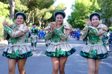 Madrid 'in merkezindeki Urkupia Bakiresi onuruna düzenlenen geleneksel geçit töreninde dansçılar 11 Ağustos 2024 İspanya