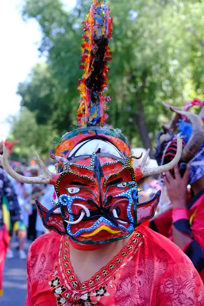 Madrid 'in merkezindeki Urkupia Bakiresi onuruna düzenlenen geleneksel geçit töreninde dansçılar 11 Ağustos 2024 İspanya