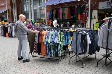 18 Ağustos 2024 'te Birmingham' da, Bullring Rag Market 'teki tezgahların her türlü yiyecek, kumaş ve giysi sunuşunu görüyoruz.