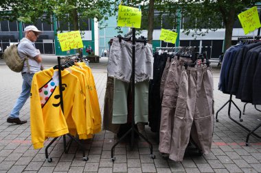 18 Ağustos 2024 'te Birmingham' da, Bullring Rag Market 'teki tezgahların her türlü yiyecek, kumaş ve giysi sunuşunu görüyoruz.