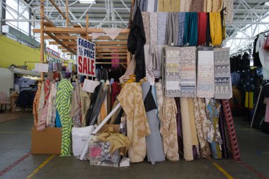 18 Ağustos 2024 'te Birmingham' da, Bullring Rag Market 'teki tezgahların her türlü yiyecek, kumaş ve giysi sunuşunu görüyoruz.